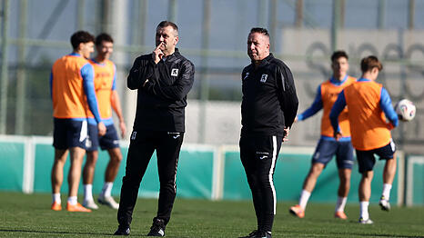 Brauchen wir noch jemanden oder nicht? 1860-Gesch&auml;ftsf&uuml;hrer Manfred Paula (l.) und L&ouml;wen-Trainer Markus Kauczinski w&auml;hrend des Trainingslagers in Belek.