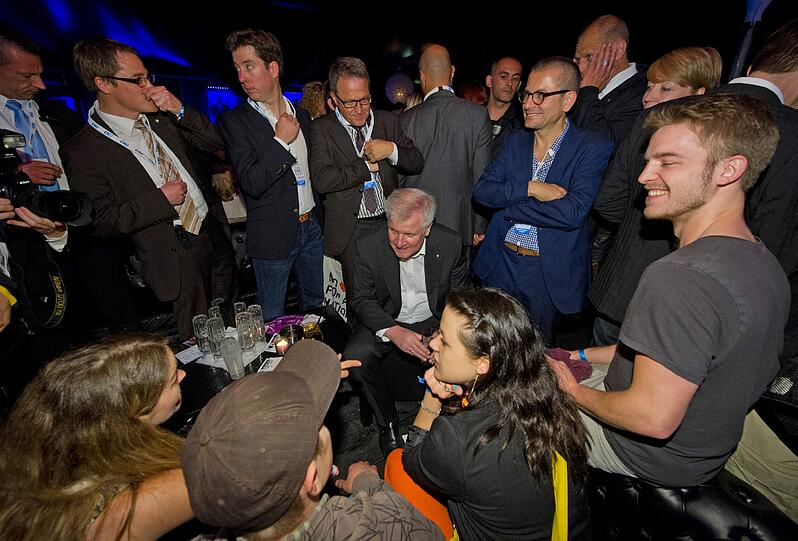 Viel Gedränge, aber eigentlich nur um seehofer selbst. Am Eingang und im P1 war nicht so viel los. Terrasse und einige Räume in der Nobeldisco wurden gar nicht gebraucht. Die Bilder vom CSU-Event im P1.
