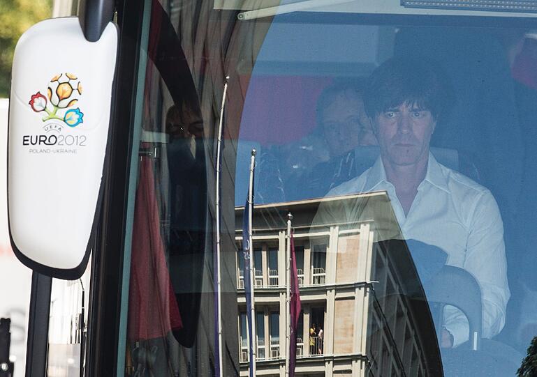 Der Bus ist in Warschau auf dem Weg zum Flughafen.