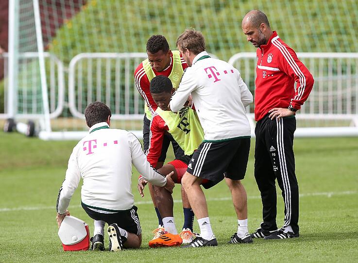Mit schmerzverzerrtem Gesicht liegt der Österreicher am Boden: David Alaba hat sich im Trainingslager des FC Bayern am Knie verletzt. Die Bilder.