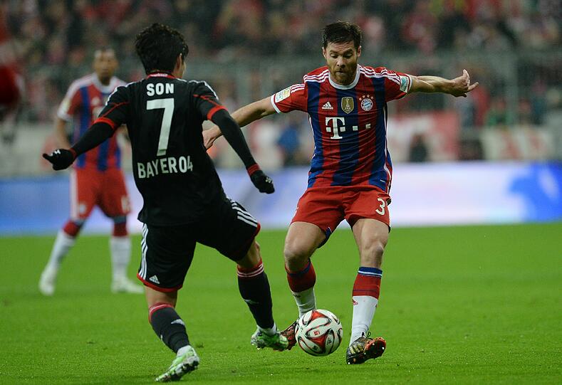 XABI ALONSO NOTE 2
Kann auch austeilen, der Mann der ruhenden Bälle. Spielte fast alleine im Zentrum (Lahm fehlt ja), geht auch. Wunderbar schnelle Auffassungsgabe, starke lange Bälle.