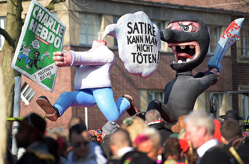 Die Düsseldorfer Karnevalisten setzen mit ihrem "Charlie Hebdo"-Motivwagen ein Zeichen für Meinungsfreiheit und gegen den weltweiten Terror.