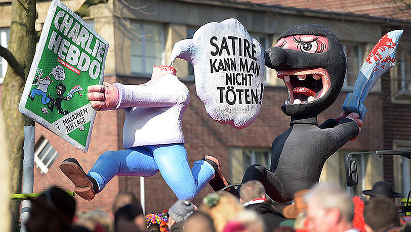 Die Düsseldorfer Karnevalisten setzen mit ihrem "Charlie Hebdo"-Motivwagen ein Zeichen für Meinungsfreiheit und gegen den weltweiten Terror. Die Düsseldorfer Karnevalisten setzen mit ihrem "Charlie Hebdo"-Motivwagen ein Zeichen für Meinungsfreiheit und gegen den weltweiten Terror.