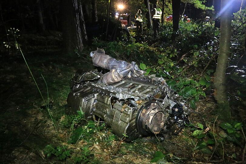 Von dem BMW ist nicht mehr viel zu erkennen. Der Fahrer war sofort tot.