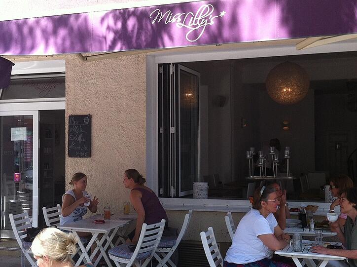 Die Terrasse von Miss Lilly's lädt zum Plaudern, Essen, Trinken und einfach nur Entspannen ein.