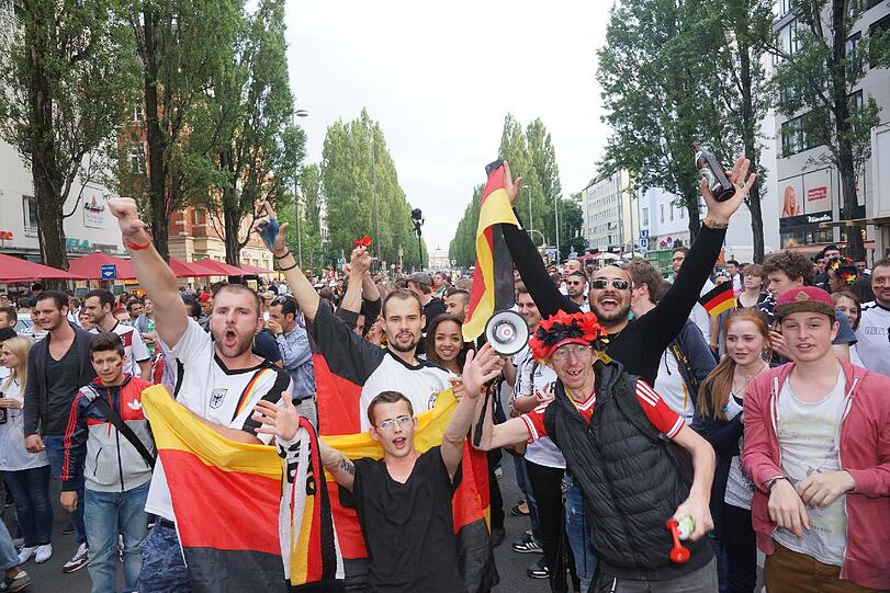 Auf der Fanmeile in der Leopoldstraße hat die Polizei mehrere Raser erwischt.