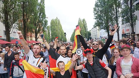 Ein Bild aus Vor-Corona-Zeiten: Fußball-Fans auf der Leopoldstraße. (Archivbild)