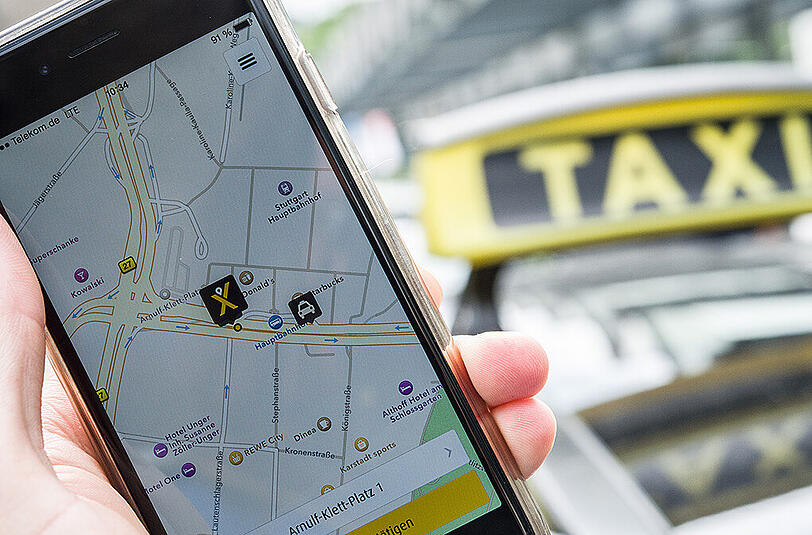 Die Frau wurde ausgeraubt, als sie ein Taxi rufen wollte. (Archivbild)