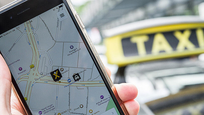 Die Frau wurde ausgeraubt, als sie ein Taxi rufen wollte. (Archivbild) Die Frau wurde ausgeraubt, als sie ein Taxi rufen wollte. (Archivbild)