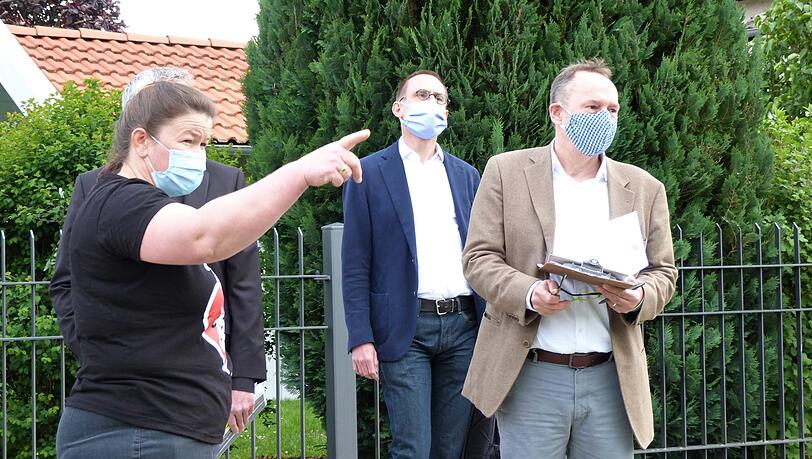 Landwirtin Regina Killer erklärt den Richtern das Geschehen vor Ort. Was die Kühe sich bei dem hohen Besuch gedacht haben, ist nicht überliefert. Landwirtin Regina Killer erklärt den Richtern das Geschehen vor Ort. Was die Kühe sich bei dem hohen Besuch gedacht haben, ist nicht überliefert.