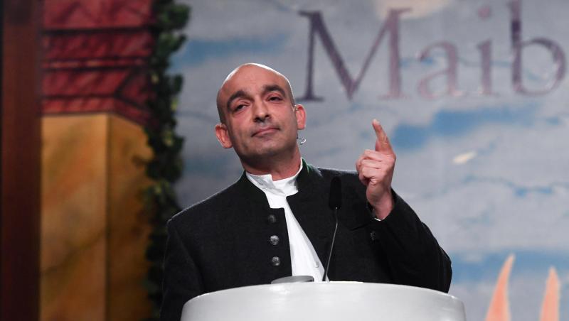 Django Asül, Kabarettist, spricht beim Maibock-Anstich im Hofbräuhaus. Foto: Felix Hörhager/dpa/Archivbild