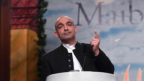 Django Asül, Kabarettist, spricht beim Maibock-Anstich im Hofbräuhaus. Foto: Felix Hörhager/dpa/Archivbild