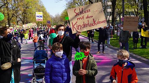 "Schluss mit dem Kinderlockdown": Münchner Familien protestieren auf dem Altstadtring laut gegen geschlossene Schulen - sie kritisieren den bayerischen Sonderweg.