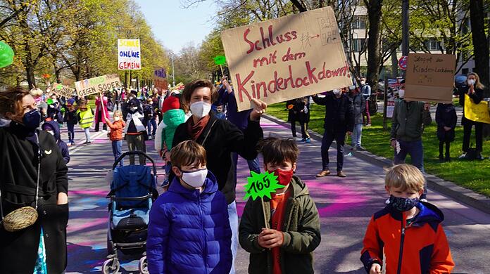 "Schluss mit dem Kinderlockdown": Münchner Familien protestieren auf dem Altstadtring laut gegen geschlossene Schulen - sie kritisieren den bayerischen Sonderweg.