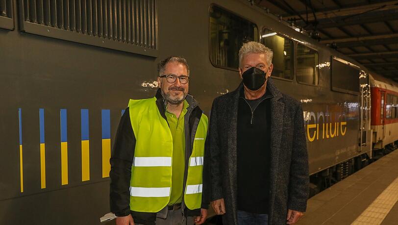 OB Dieter Reiter (r.) begrüßt den Bahnunternehmer Alex Dworaczek, der den Sonderzug organisiert hat. OB Dieter Reiter (r.) begrüßt den Bahnunternehmer Alex Dworaczek, der den Sonderzug organisiert hat.