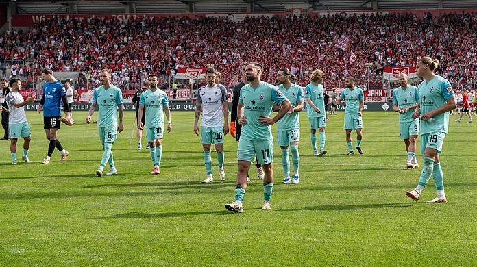 Kämpfende Löwen vor ihren Fans: Der TSV 1860 muss sich in Regensburg mit einem Unentschieden begnügen, aber es wäre noch viel mehr möglich gewesen.