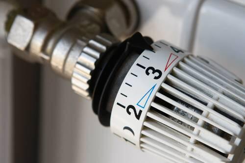 Moderne Thermostate an den Heizkörpern helfen beim Energiesparen.