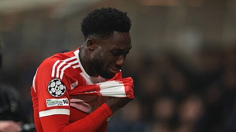 Untr&ouml;stlich: Nach seiner erneuten Verletzung brachen die Tr&auml;nen aus Alphonso Davies heraus.