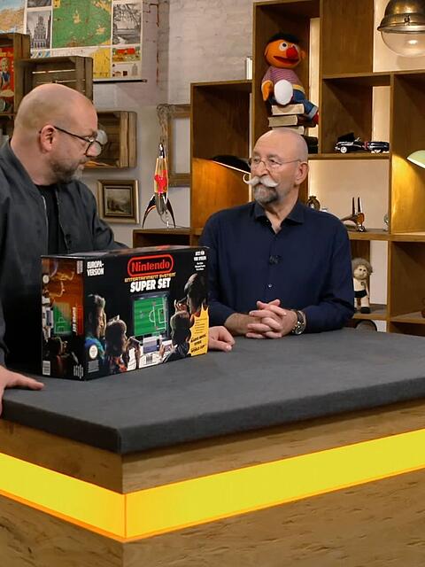 "Was ist das?", fragte Horst Lichter (rechts) in der Freitagsausgabe der ZDF-Tr&ouml;delshow "Bares f&uuml;r Rares" etwas irritiert &uuml;ber das Nintendo Entertainment System in OVP.