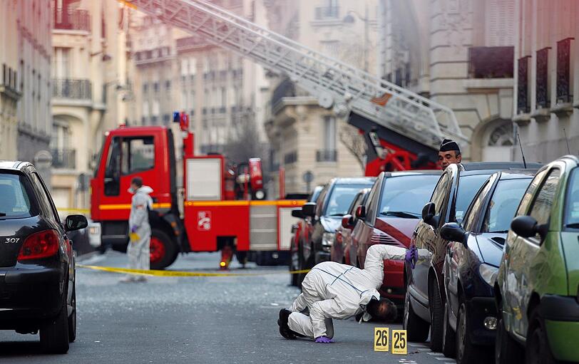 Spurensicherung nach einer Bombenexplosion vor der indonesischen Botschaft in Paris. Foto: Ian Langsdon