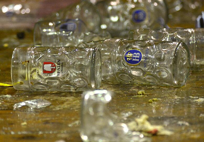 Die emotionalsten Bilder vom Wiesn-Kehraus: Bedienungen feiern am 07.10.2012 in München den traditionellen Kehraus im Höfbräu-Festzelt und beschließen damit ihre arbeitsreiche Zeit auf dem Oktoberfest. Nach 14-tägiger Dauer ging am Sonntag das 179. Oktoberfest zu Ende.