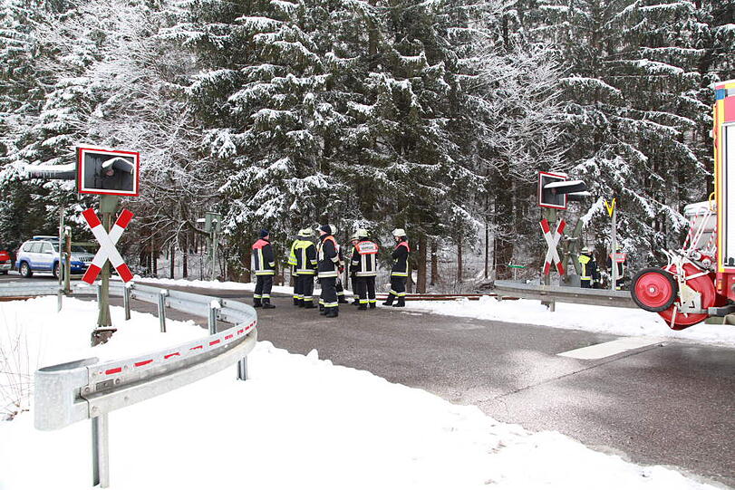 Am Bahnübergang zwischen Piesenkam und Warngau rammt ein Regionalzug ein Auto. Ein Mensch stirbt, weitere werden eingeklemmt.