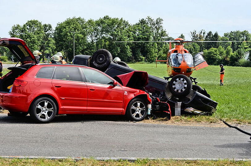 Schwerer Unfall am Bahnübergang St. Georgen: Zwei Autos sind so heftig aneinander gekracht, dass sich ein Pkw überschlug und auf dem Dach liegen blieb. Die Bilder...