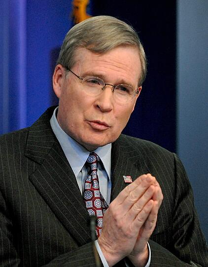 Der Träger des deutschen Bundesverdienstkreuzes Stephen Hadley setzt sich für mehr nukleare Abschreckungsmittel in der Welt ein.
