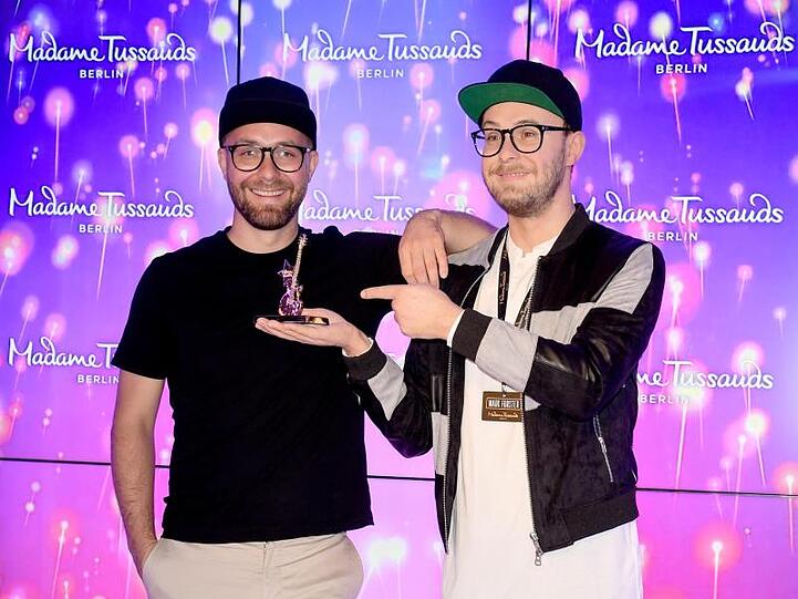 Der Musiker Mark Forster (l) neben seiner Wachsfigur.
