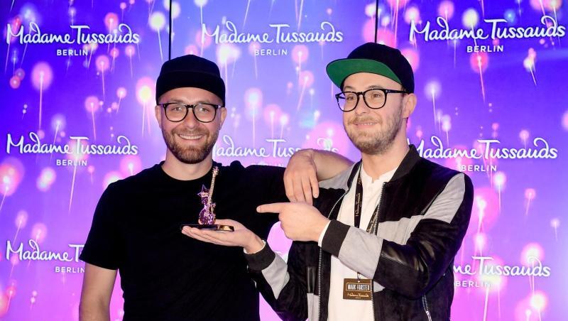 Der Musiker Mark Forster (l) neben seiner Wachsfigur. Der Musiker Mark Forster (l) neben seiner Wachsfigur.