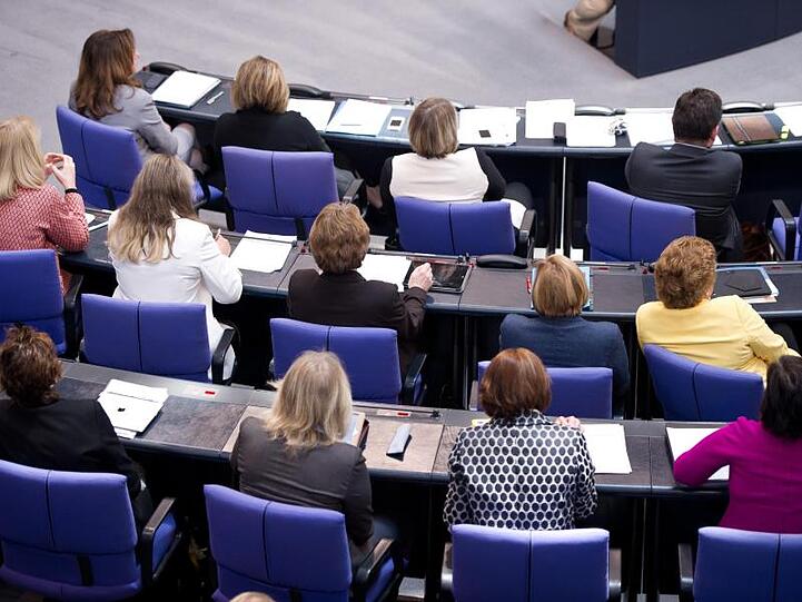 Weibliche Bundestagsabgeordnete (und ein männlicher) der CDU/CSU-Fraktion nehmen in Berlin an einer Sitzung des Bundestags teil. Mit der Wahl im September 2017 ist der Frauenanteil im Parlament gesunken.