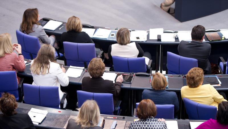 Weibliche Bundestagsabgeordnete (und ein männlicher) der CDU/CSU-Fraktion nehmen in Berlin an einer Sitzung des Bundestags teil. Mit der Wahl im September 2017 ist der Frauenanteil im Parlament gesunken. Weibliche Bundestagsabgeordnete (und ein männlicher) der CDU/CSU-Fraktion nehmen in Berlin an einer Sitzung des Bundestags teil. Mit der Wahl im September 2017 ist der Frauenanteil im Parlament gesunken.