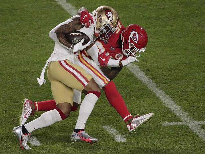 Kendrick Bourne (l) von den San Francisco 49ers setzt sich gegen Charvarius Ward von den Kansas City Chiefs durch.