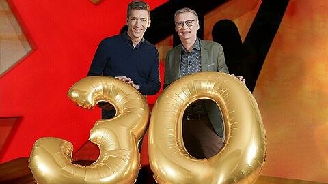 Steffen Hallaschka (l.) und Günther Jauch präsentieren die "stern TV"-Jubiläumssendung.
