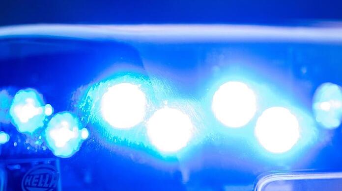 Ein Blaulicht an einer Polizeistreife.