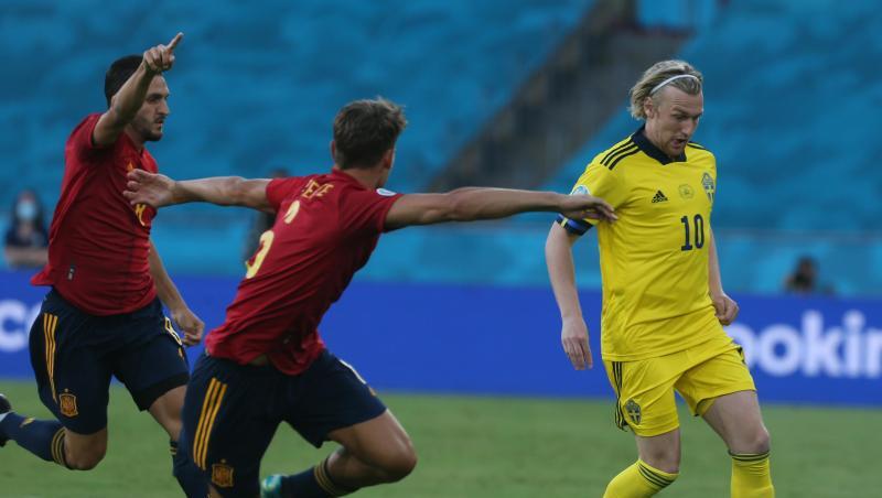Die Spanier Marcos Llorente (M) und Koke (l) verteidigen gegen Schwedens Emil Forsberg. Die Spanier Marcos Llorente (M) und Koke (l) verteidigen gegen Schwedens Emil Forsberg.