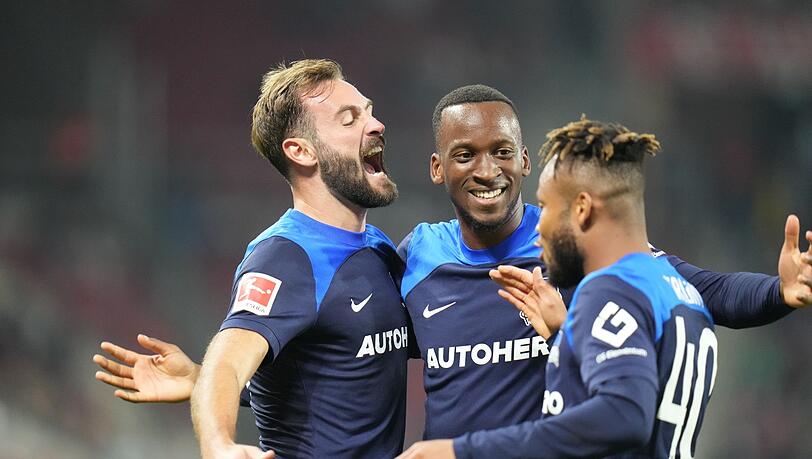 Der Berliner Lucas Tousart (l) feiert seinen Treffer zum 1:0 mit Dodi Lukebakio(M) und Chidera Ejuke.