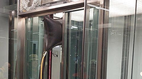 Mit einem Hebekissen gelang es der Feuerwehr, die Tür des Aufzugs einen Spalt zu öffnen.