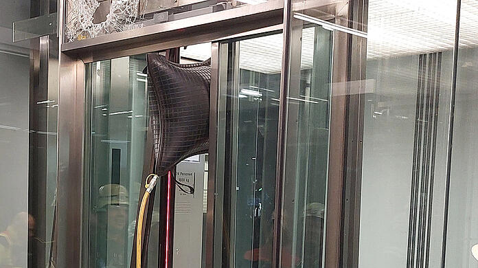 Mit einem Hebekissen gelang es der Feuerwehr, die Tür des Aufzugs einen Spalt zu öffnen.