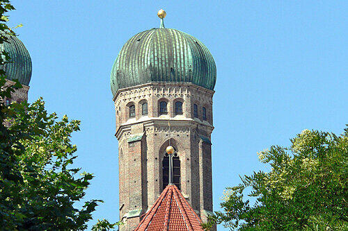 Von wo aus sieht der Betrachter die Frauenkirche?