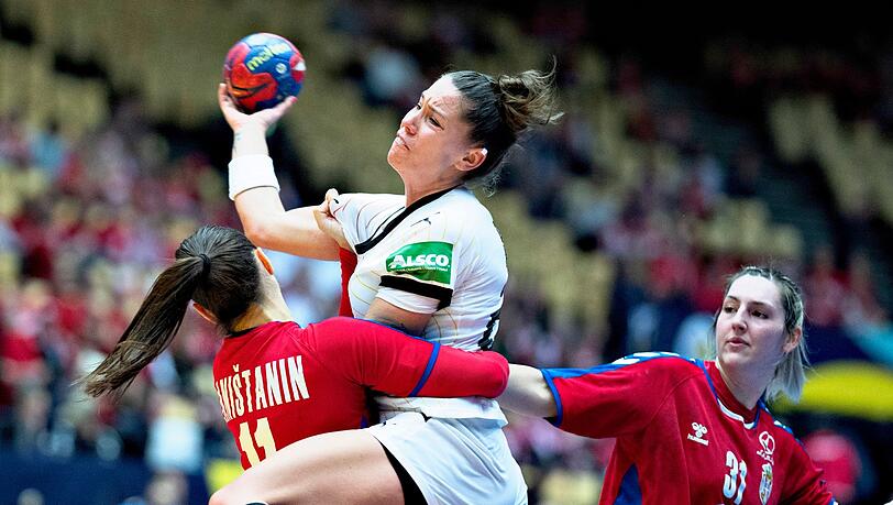 Spielt mit den DHB-Frauen um den Gruppensieg: Emily Bölk (M).