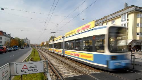 Tram in München: In Geiselgasteig und Giesing wurden am Dienstag zwei Frauen verletzt. Tram in München: In Geiselgasteig und Giesing wurden am Dienstag zwei Frauen verletzt.