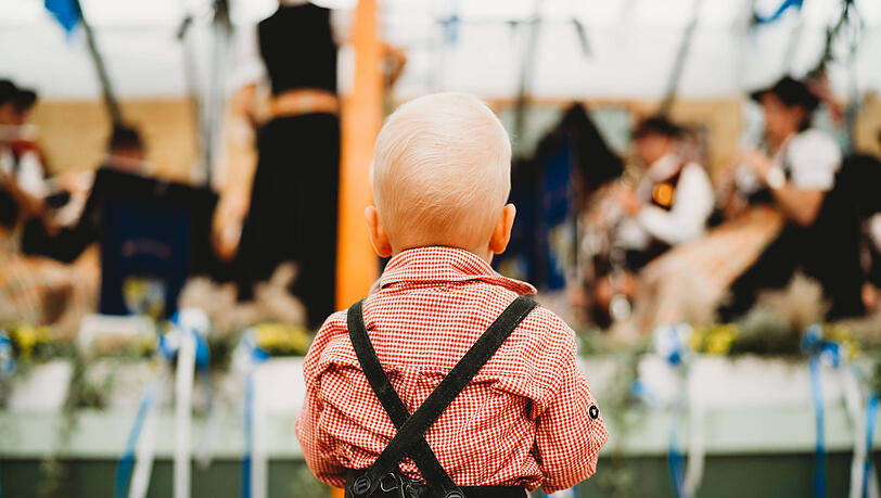 Für Kinder ist die Wiesn eine Schau – aber freilich nicht wegen des Bieres. Das war im Jahr 1974 wohl noch anders, wie ein Blick ins AZ-Archiv zeigt.