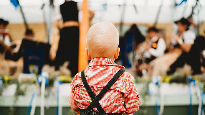 Für Kinder ist die Wiesn eine Schau – aber freilich nicht wegen des Bieres. Das war im Jahr 1974 wohl noch anders, wie ein Blick ins AZ-Archiv zeigt.