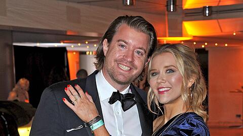 Dominic Briggs und Laura Karasek sind seit 2013 verheiratet und leben mit Sohn und Tochter in Frankfurt am Main.