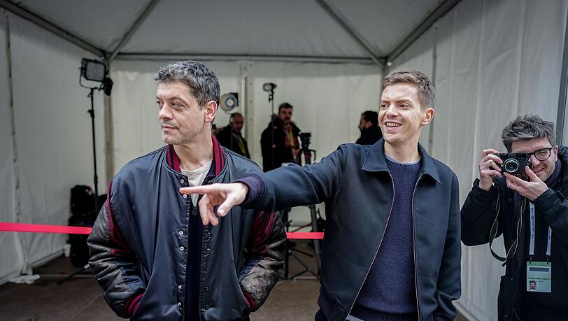 Carlo Ljubek (l) und Ferdinand Hofer (r) haben auf der Münchner Sicherheitskonferenz eine neue "Tatort"-Folge gedreht. Carlo Ljubek (l) und Ferdinand Hofer (r) haben auf der Münchner Sicherheitskonferenz eine neue "Tatort"-Folge gedreht.