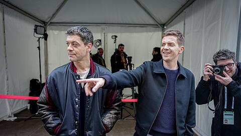 Carlo Ljubek (l) und Ferdinand Hofer (r) haben auf der M&uuml;nchner Sicherheitskonferenz eine neue "Tatort"-Folge gedreht.