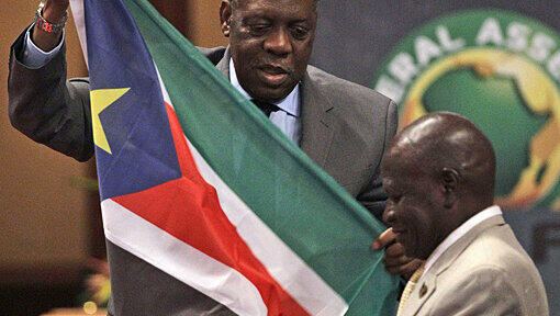 Südsudan will an den olympischen Spielen teilnehmen. Seit 10. Februar ist das kürzlich unabhängig gewordene Land auch offiziell eine Fußballnation: Auf dem Bild bekommt der Präsident des afrikanischen Fußballverbands die südsudanesische Flagge gereicht. Südsudan will an den olympischen Spielen teilnehmen. Seit 10. Februar ist das kürzlich unabhängig gewordene Land auch offiziell eine Fußballnation: Auf dem Bild bekommt der Präsident des afrikanischen Fußballverbands die südsudanesische Flagge gereicht.