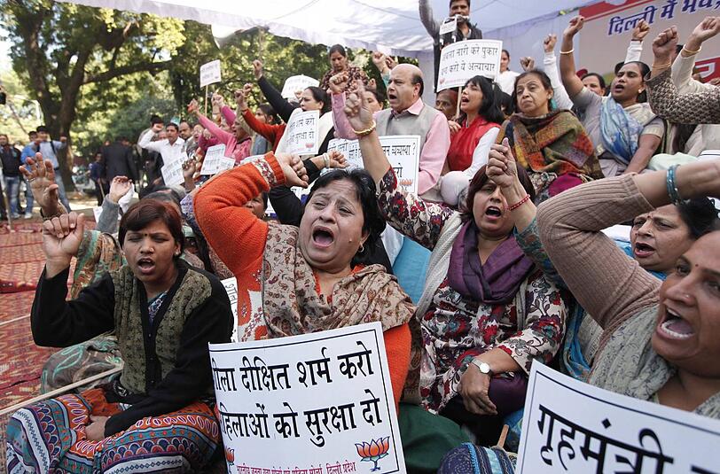 Trauer und Protest: Wie hier in Neu-Delhi gingen viele Inderinnen auf die Straße, nachdem das 23-jährige Vergewaltigungsopfer in einer Klinik in Singapur gestorben war.