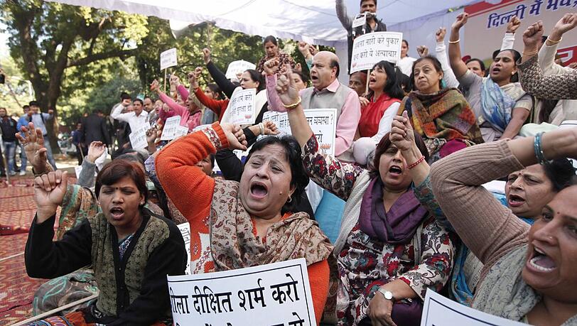 Trauer und Protest: Wie hier in Neu-Delhi gingen viele Inderinnen auf die Straße, nachdem das 23-jährige Vergewaltigungsopfer in einer Klinik in Singapur gestorben war. Trauer und Protest: Wie hier in Neu-Delhi gingen viele Inderinnen auf die Straße, nachdem das 23-jährige Vergewaltigungsopfer in einer Klinik in Singapur gestorben war.